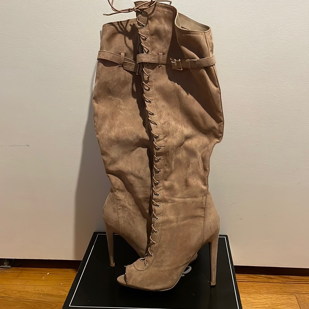 Taupe heel boot